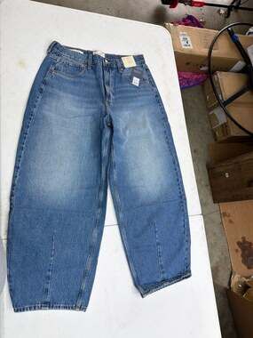 Size 10 regular easy barrel universal thread high rise jeans